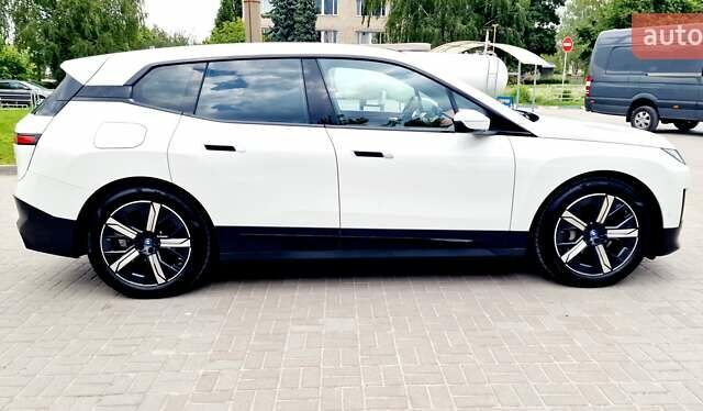 Белый БМВ iX, объемом двигателя 0 л и пробегом 55 тыс. км за 59999 $, фото 18 на Automoto.ua