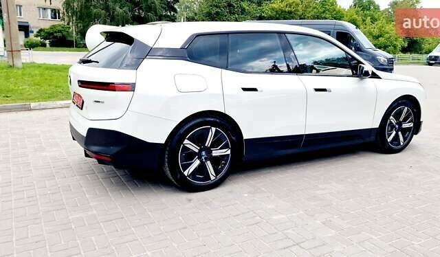 Белый БМВ iX, объемом двигателя 0 л и пробегом 55 тыс. км за 59999 $, фото 22 на Automoto.ua