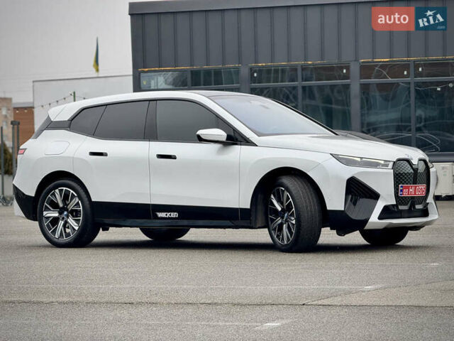 Белый БМВ iX, объемом двигателя 0 л и пробегом 32 тыс. км за 48900 $, фото 4 на Automoto.ua