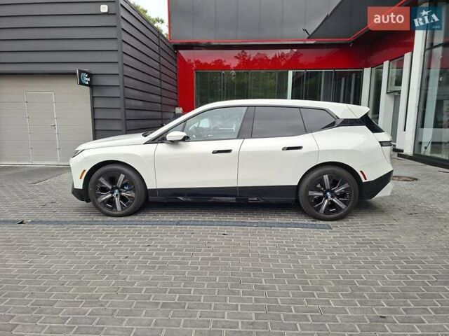 Белый БМВ iX, объемом двигателя 0 л и пробегом 8 тыс. км за 63900 $, фото 6 на Automoto.ua