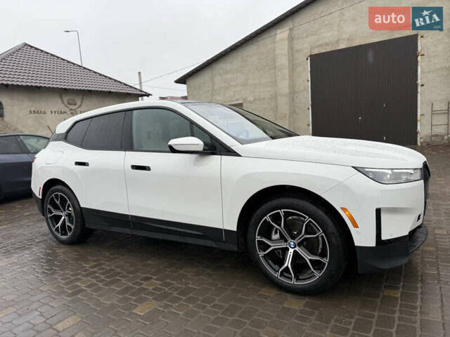 Белый БМВ iX, объемом двигателя 0 л и пробегом 5 тыс. км за 63000 $, фото 3 на Automoto.ua