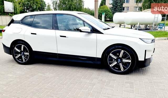 Белый БМВ iX, объемом двигателя 0 л и пробегом 55 тыс. км за 59999 $, фото 15 на Automoto.ua