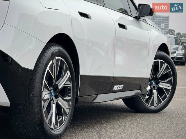 Білий БМВ iX, об'ємом двигуна 0 л та пробігом 32 тис. км за 48700 $, фото 11 на Automoto.ua