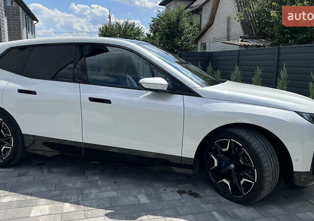 Білий БМВ iX, об'ємом двигуна 0 л та пробігом 12 тис. км за 82500 $, фото 25 на Automoto.ua