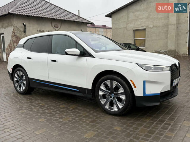 Белый БМВ iX, объемом двигателя 0 л и пробегом 10 тыс. км за 63000 $, фото 4 на Automoto.ua