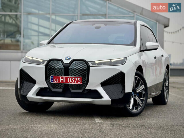 Белый БМВ iX, объемом двигателя 0 л и пробегом 32 тыс. км за 48900 $, фото 1 на Automoto.ua