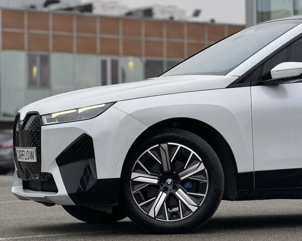 Белый БМВ iX, объемом двигателя 0 л и пробегом 32 тыс. км за 48900 $, фото 46 на Automoto.ua
