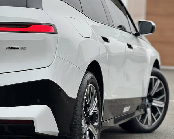 Белый БМВ iX, объемом двигателя 0 л и пробегом 32 тыс. км за 48900 $, фото 9 на Automoto.ua
