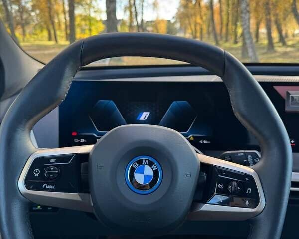 Белый БМВ iX, объемом двигателя 0 л и пробегом 22 тыс. км за 50100 $, фото 5 на Automoto.ua