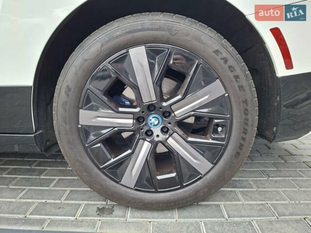 Белый БМВ iX, объемом двигателя 0 л и пробегом 8 тыс. км за 63900 $, фото 23 на Automoto.ua