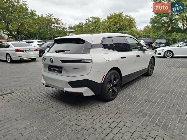 Белый БМВ iX, объемом двигателя 0 л и пробегом 8 тыс. км за 63900 $, фото 3 на Automoto.ua