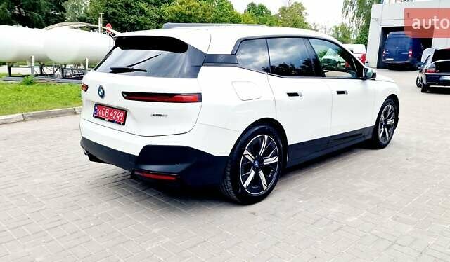 Белый БМВ iX, объемом двигателя 0 л и пробегом 55 тыс. км за 59999 $, фото 24 на Automoto.ua