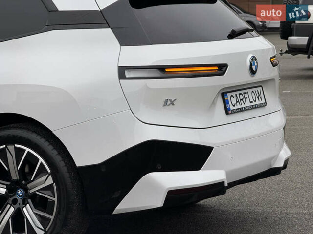 Белый БМВ iX, объемом двигателя 0 л и пробегом 32 тыс. км за 48900 $, фото 48 на Automoto.ua