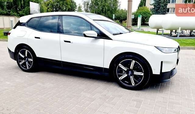 Белый БМВ iX, объемом двигателя 0 л и пробегом 55 тыс. км за 59999 $, фото 14 на Automoto.ua