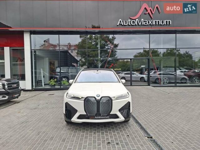 Белый БМВ iX, объемом двигателя 0 л и пробегом 8 тыс. км за 63900 $, фото 1 на Automoto.ua