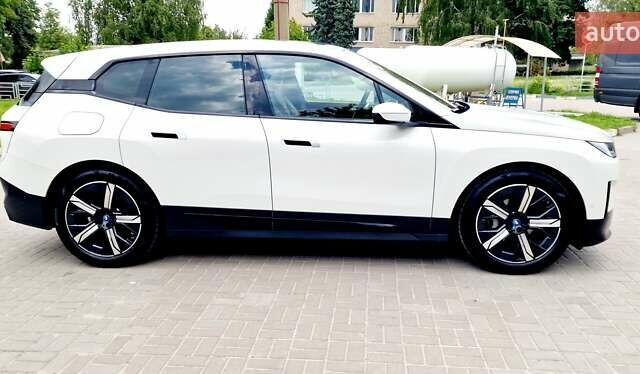 Белый БМВ iX, объемом двигателя 0 л и пробегом 55 тыс. км за 59999 $, фото 17 на Automoto.ua