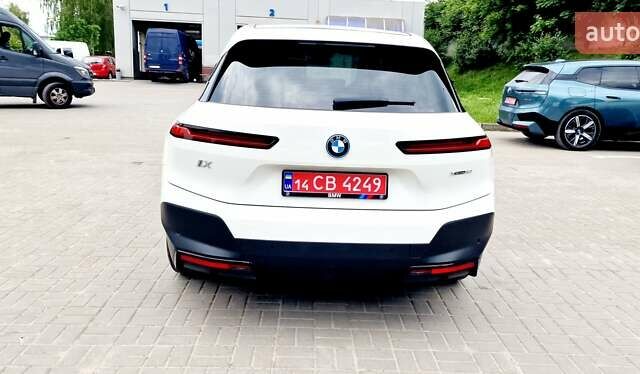 Белый БМВ iX, объемом двигателя 0 л и пробегом 55 тыс. км за 59999 $, фото 29 на Automoto.ua