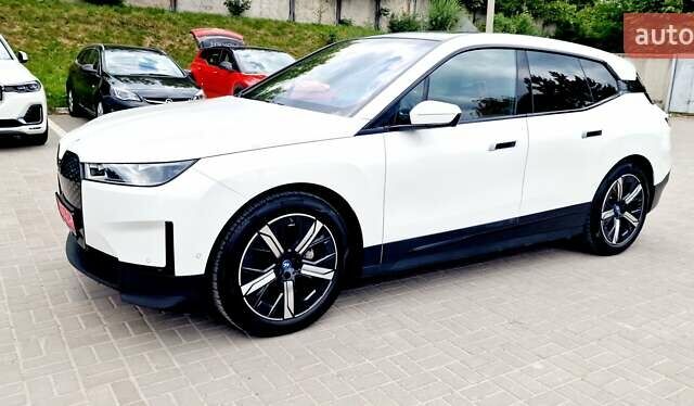 Белый БМВ iX, объемом двигателя 0 л и пробегом 55 тыс. км за 59999 $, фото 43 на Automoto.ua