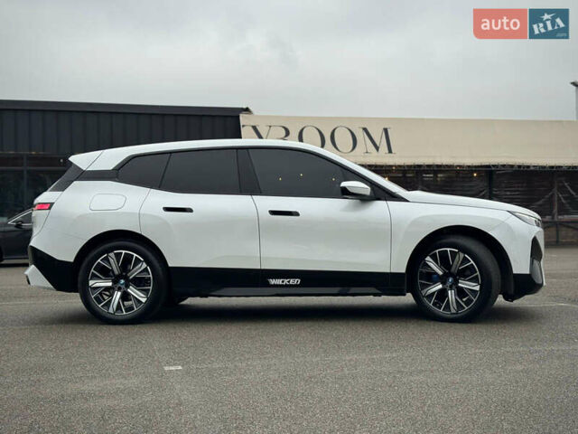 Білий БМВ iX, об'ємом двигуна 0 л та пробігом 32 тис. км за 48700 $, фото 12 на Automoto.ua
