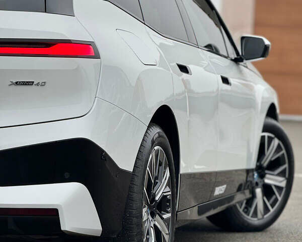 Білий БМВ iX, об'ємом двигуна 0 л та пробігом 32 тис. км за 48700 $, фото 10 на Automoto.ua