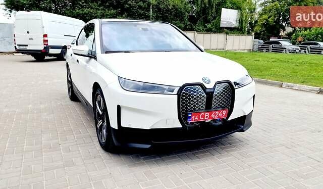 Белый БМВ iX, объемом двигателя 0 л и пробегом 55 тыс. км за 59999 $, фото 9 на Automoto.ua