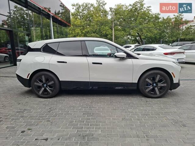Белый БМВ iX, объемом двигателя 0 л и пробегом 8 тыс. км за 63900 $, фото 2 на Automoto.ua