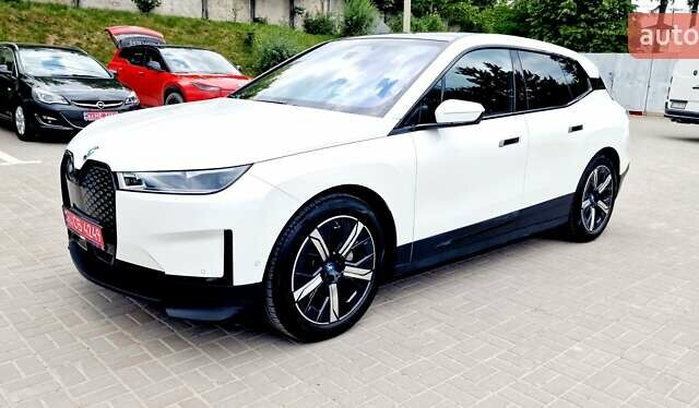 Белый БМВ iX, объемом двигателя 0 л и пробегом 55 тыс. км за 59999 $, фото 44 на Automoto.ua