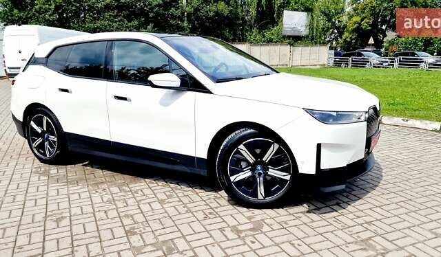 Белый БМВ iX, объемом двигателя 0 л и пробегом 55 тыс. км за 59999 $, фото 122 на Automoto.ua