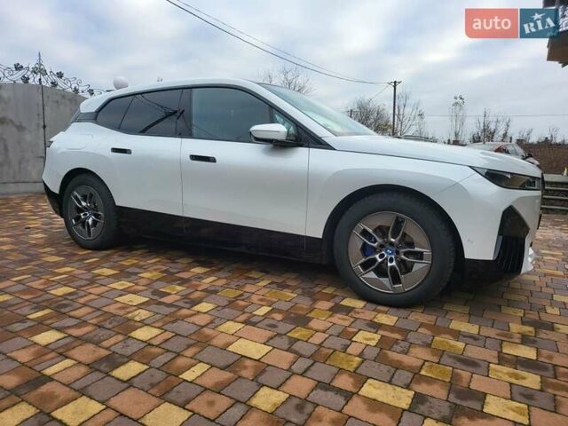 Белый БМВ iX, объемом двигателя 0 л и пробегом 11 тыс. км за 70500 $, фото 4 на Automoto.ua