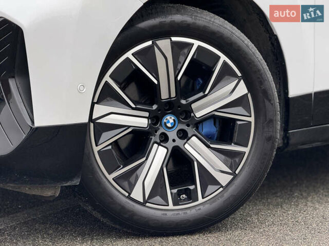 Белый БМВ iX, объемом двигателя 0 л и пробегом 32 тыс. км за 48900 $, фото 19 на Automoto.ua