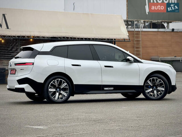 Белый БМВ iX, объемом двигателя 0 л и пробегом 32 тыс. км за 48900 $, фото 7 на Automoto.ua