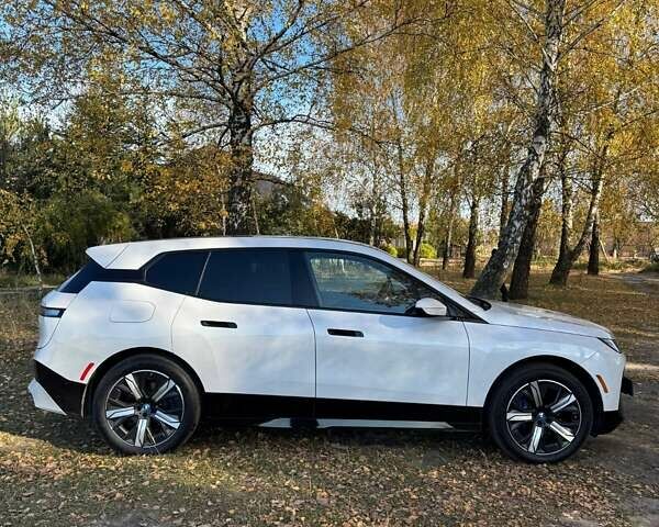 Белый БМВ iX, объемом двигателя 0 л и пробегом 22 тыс. км за 50100 $, фото 2 на Automoto.ua