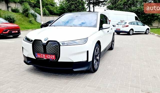 Белый БМВ iX, объемом двигателя 0 л и пробегом 55 тыс. км за 59999 $, фото 4 на Automoto.ua