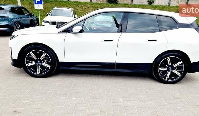 Белый БМВ iX, объемом двигателя 0 л и пробегом 55 тыс. км за 59999 $, фото 39 на Automoto.ua