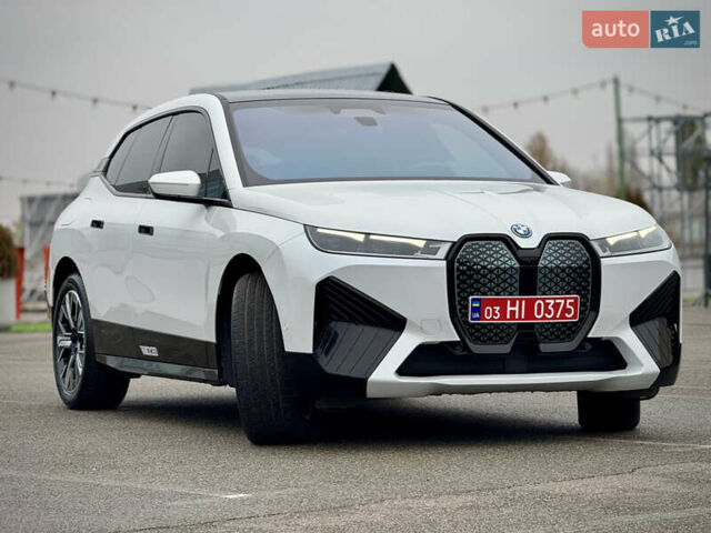 Белый БМВ iX, объемом двигателя 0 л и пробегом 32 тыс. км за 48900 $, фото 3 на Automoto.ua