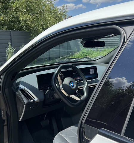 Білий БМВ iX, об'ємом двигуна 0 л та пробігом 12 тис. км за 82500 $, фото 11 на Automoto.ua