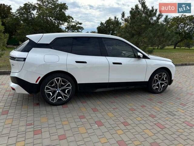 Білий БМВ iX, об'ємом двигуна 0 л та пробігом 2 тис. км за 60800 $, фото 3 на Automoto.ua