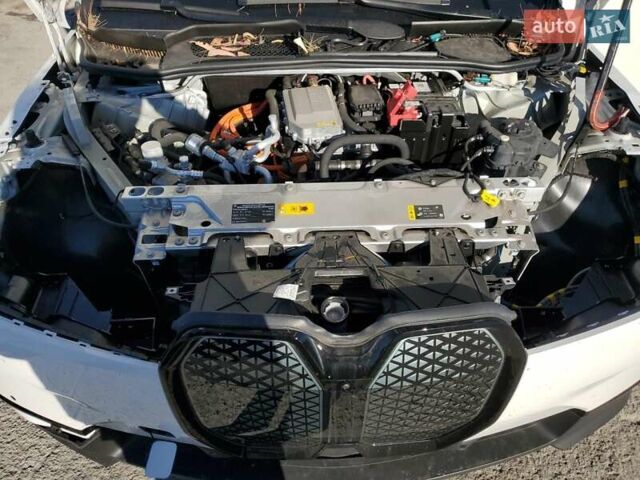 Белый БМВ iX, объемом двигателя 0 л и пробегом 19 тыс. км за 20000 $, фото 11 на Automoto.ua