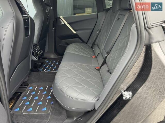 Черный БМВ iX, объемом двигателя 0 л и пробегом 37 тыс. км за 77900 $, фото 32 на Automoto.ua