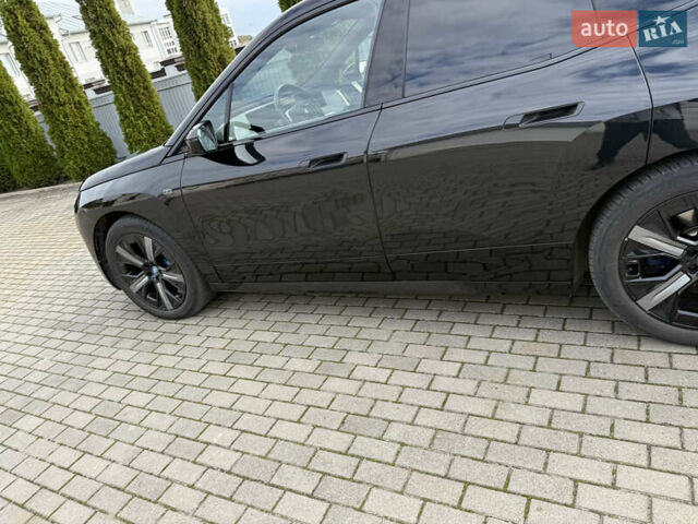 Черный БМВ iX, объемом двигателя 0 л и пробегом 40 тыс. км за 61088 $, фото 6 на Automoto.ua