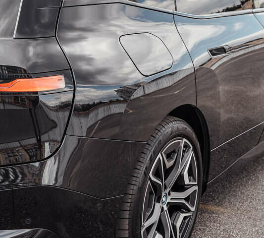 Черный БМВ iX, объемом двигателя 0 л и пробегом 67 тыс. км за 67000 $, фото 13 на Automoto.ua