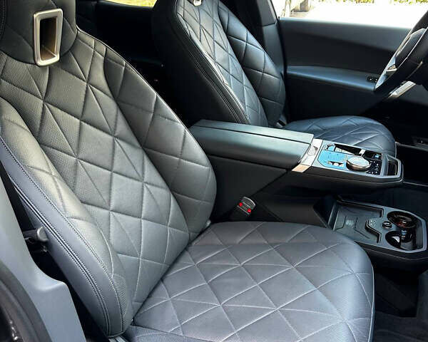 Черный БМВ iX, объемом двигателя 0 л и пробегом 54 тыс. км за 55000 $, фото 10 на Automoto.ua