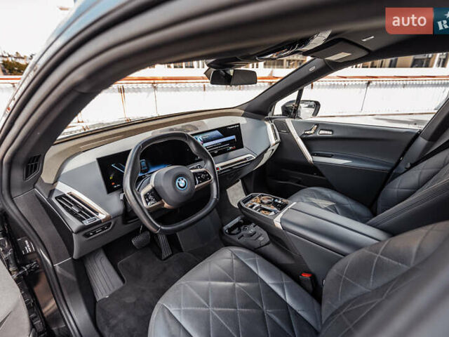 Черный БМВ iX, объемом двигателя 0 л и пробегом 67 тыс. км за 67000 $, фото 57 на Automoto.ua