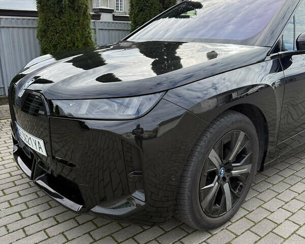 Черный БМВ iX, объемом двигателя 0 л и пробегом 40 тыс. км за 61088 $, фото 8 на Automoto.ua