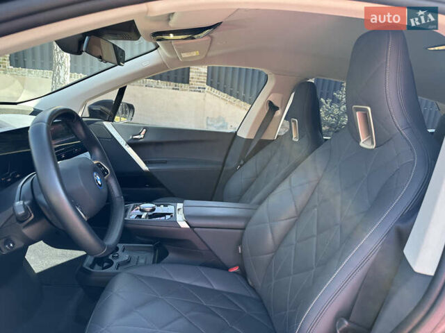 Черный БМВ iX, объемом двигателя 0 л и пробегом 85 тыс. км за 57700 $, фото 15 на Automoto.ua