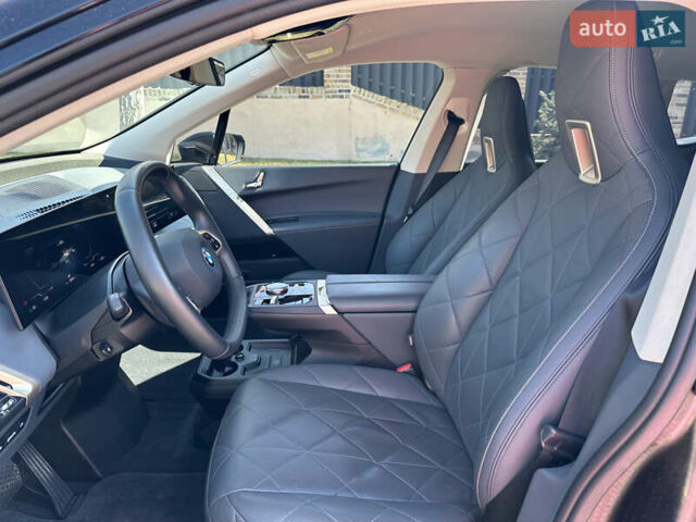 Черный БМВ iX, объемом двигателя 0 л и пробегом 83 тыс. км за 57700 $, фото 16 на Automoto.ua