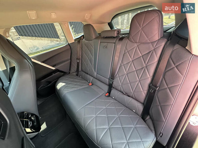 Черный БМВ iX, объемом двигателя 0 л и пробегом 85 тыс. км за 57700 $, фото 16 на Automoto.ua