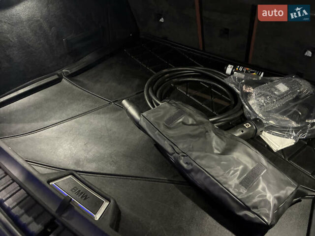 Черный БМВ iX, объемом двигателя 0 л и пробегом 165 тыс. км за 39000 $, фото 26 на Automoto.ua