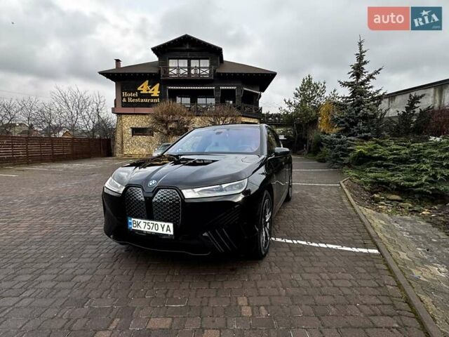 Черный БМВ iX, объемом двигателя 0 л и пробегом 27 тыс. км за 58500 $, фото 26 на Automoto.ua