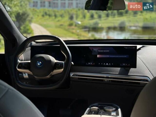 Черный БМВ iX, объемом двигателя 0 л и пробегом 59 тыс. км за 48500 $, фото 7 на Automoto.ua